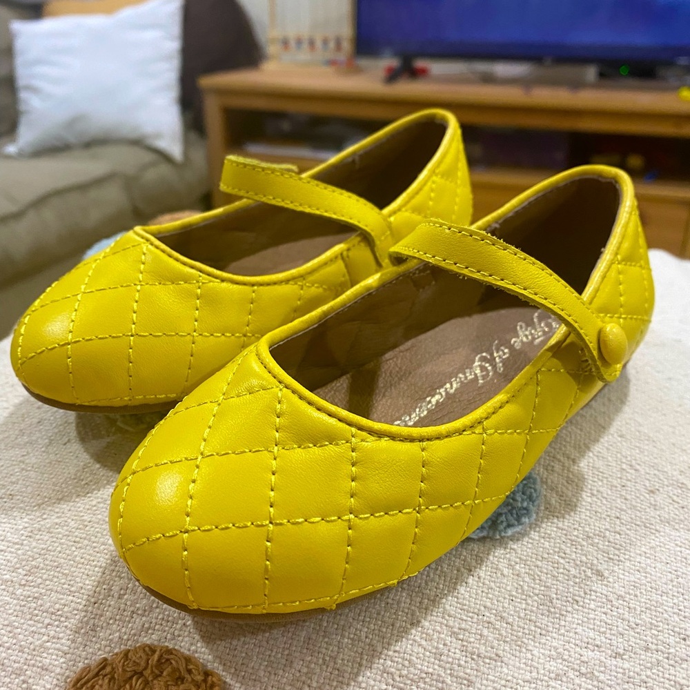 Coco yellow leather shoes from Age of Innocence